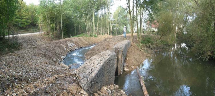 Umgehungsgerinne mit Einlaufbauwerk aus Spundbohlen und Gabionen