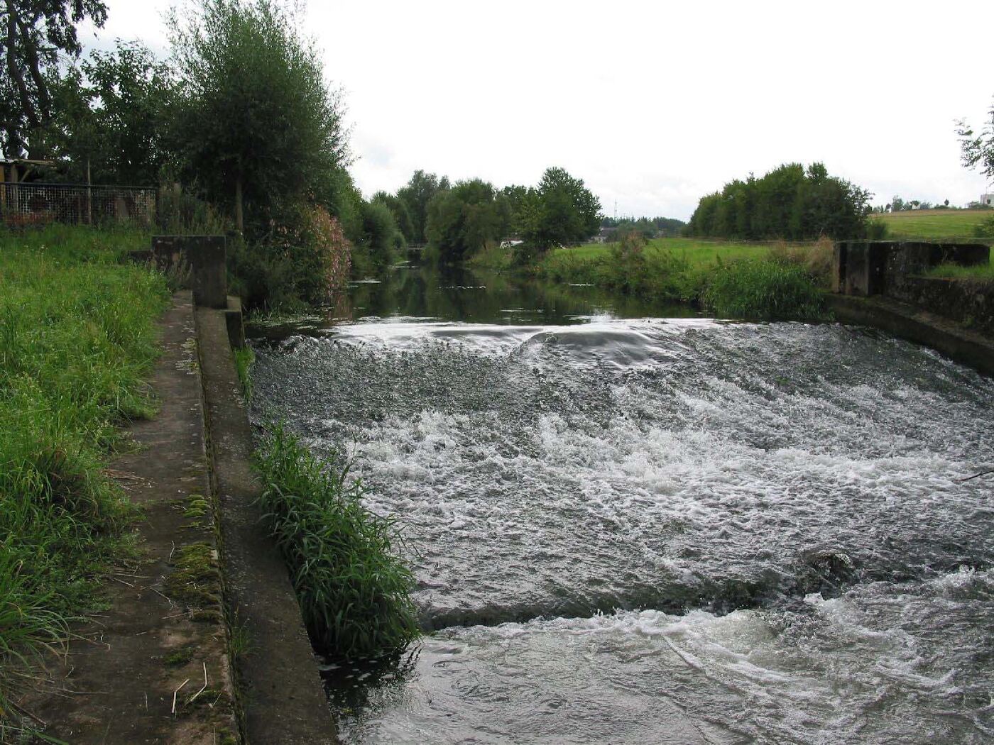 Feste Betonwehranlage an der Aar vor dem Umbau